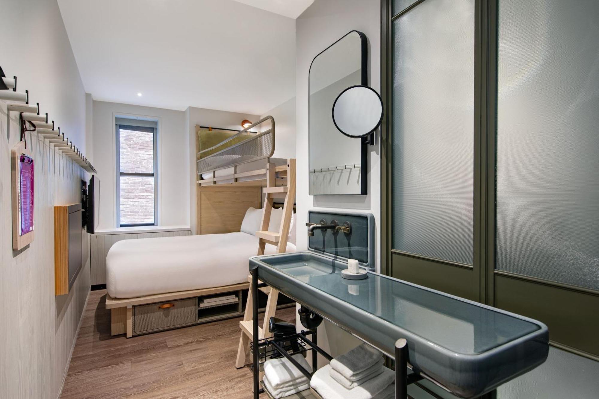 Hotel Moxy Nyc Times Square 4*