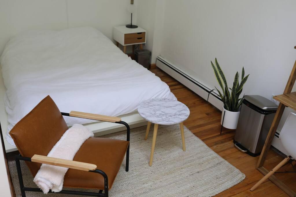 Apartment Beautiful & Massive 4 Bdr With Bonus Perks! *