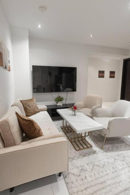 Magnificent 5 Bedroom Apt In Nyc! Apartment