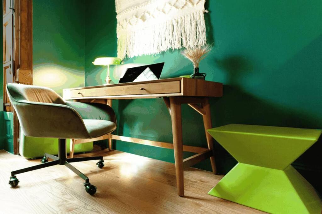 Apartment The Room: 70s Groove Themed New York