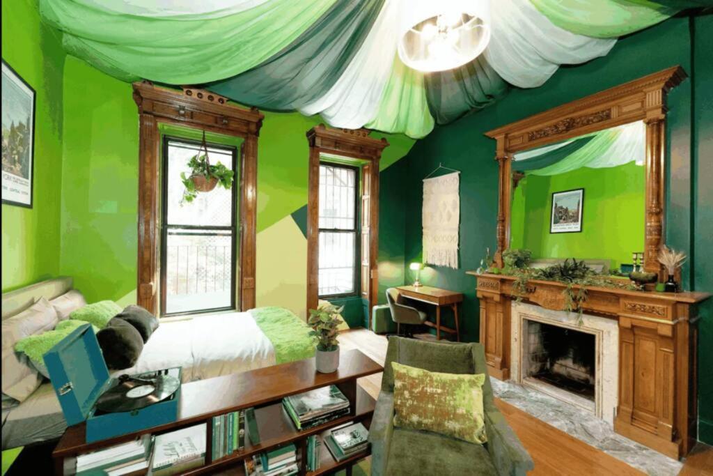Apartment The Room: 70s Groove Themed