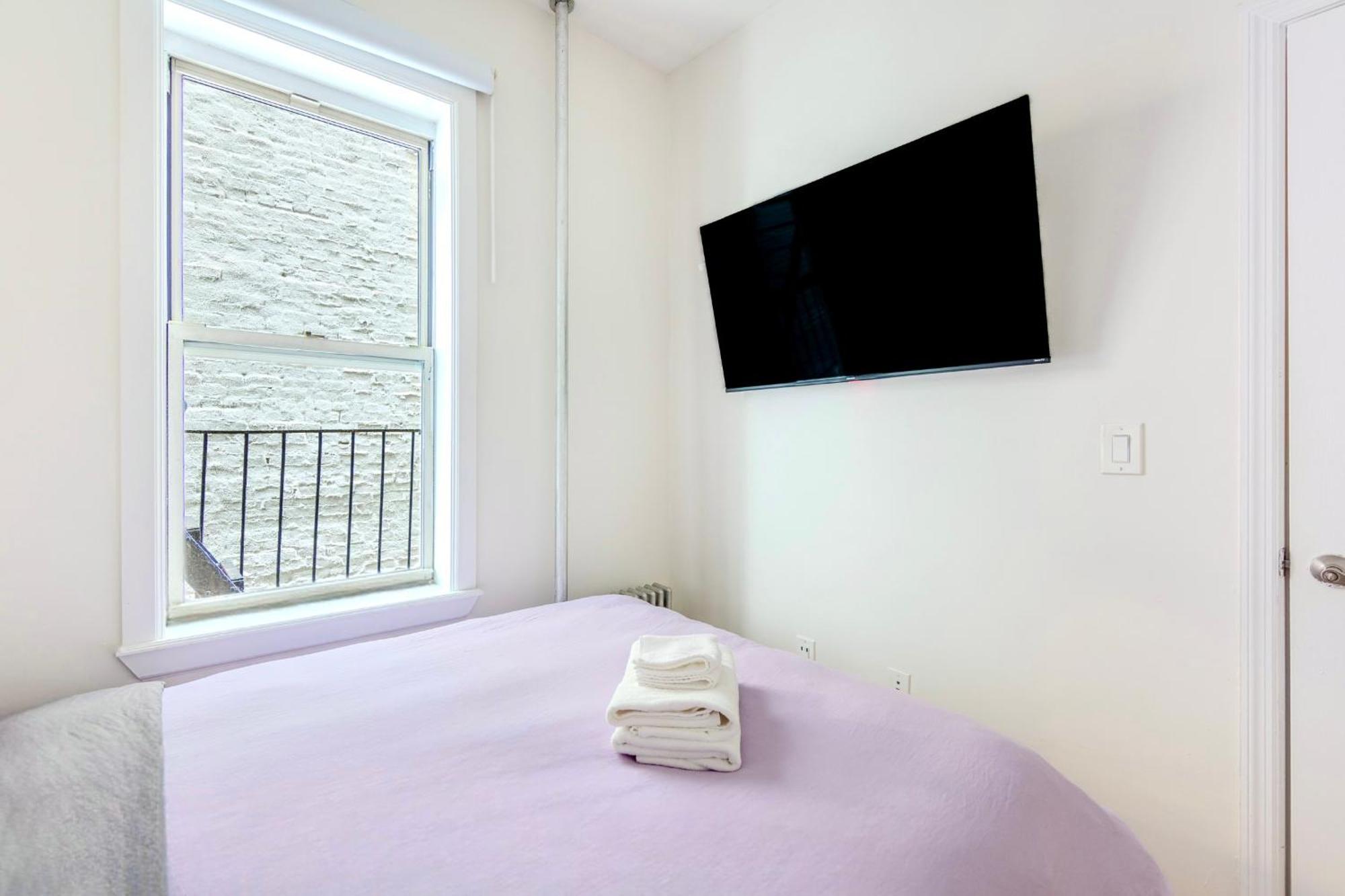 2 Bedroom Cozy Heaven In China Town Apartment *