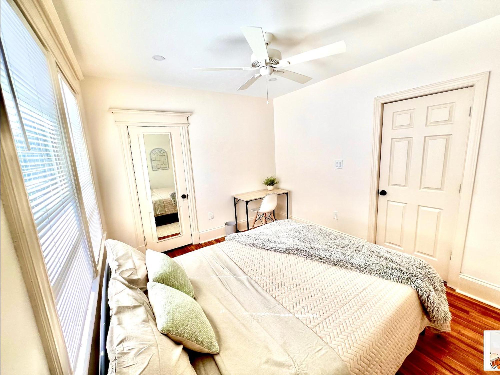 Modern - 3 Bedrooms, 2 Bathrooms *