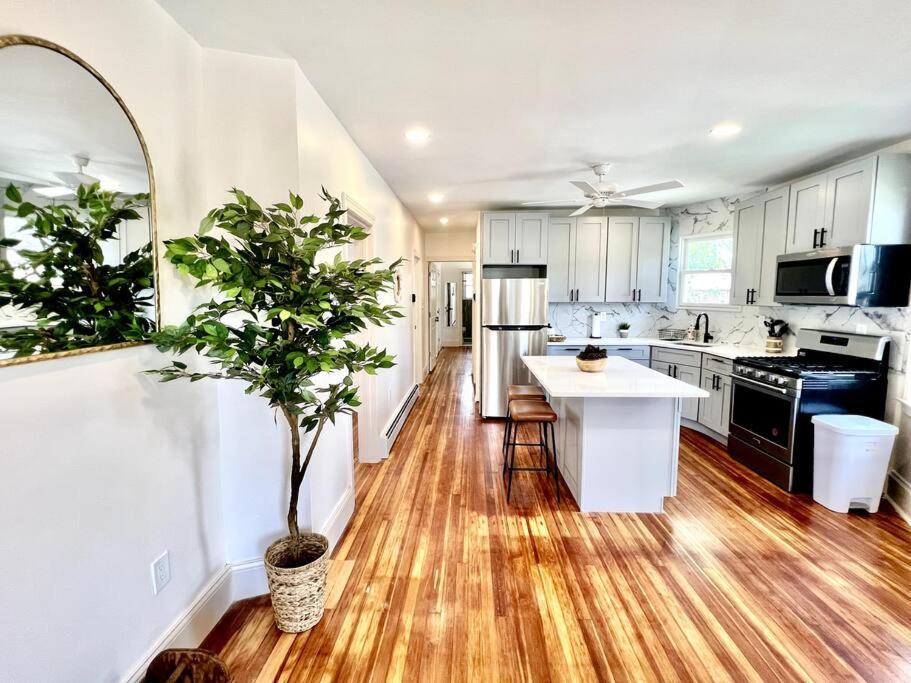 Modern - 3 Bedrooms, 2 Bathrooms * New York