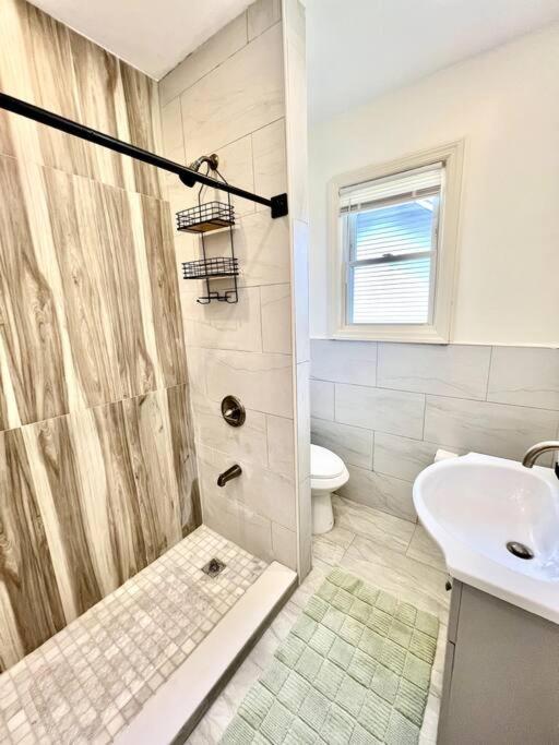 Modern - 3 Bedrooms, 2 Bathrooms Apartment *