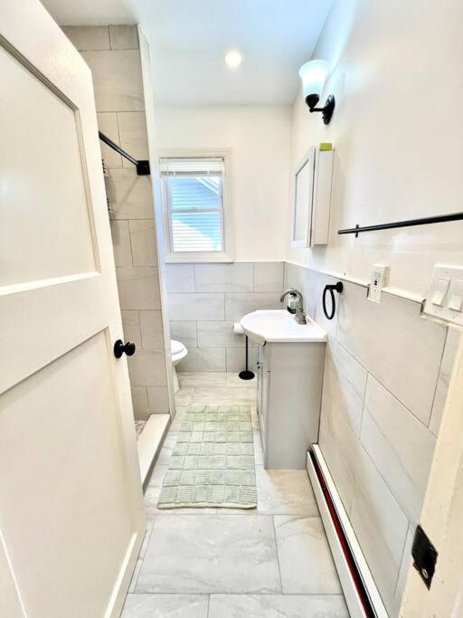 Modern - 3 Bedrooms, 2 Bathrooms