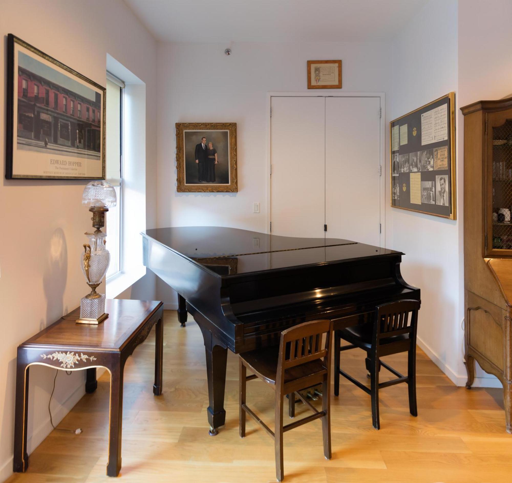 Beautiful Strivers Row, Harlem Apartment *