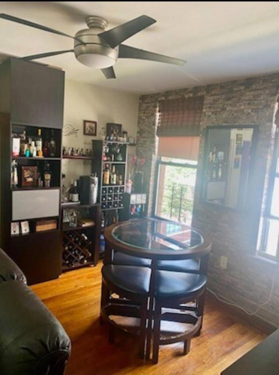 Large For 2 People Near Manhattan Homestay *