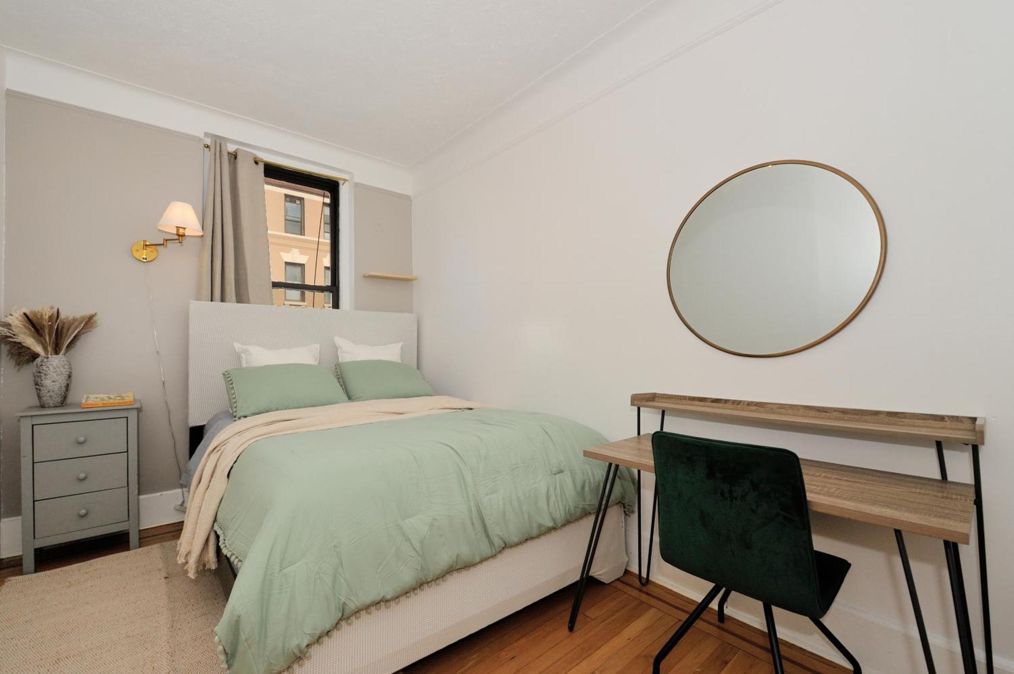 5 Bedroom 2 Bath Full Floor Midtown *