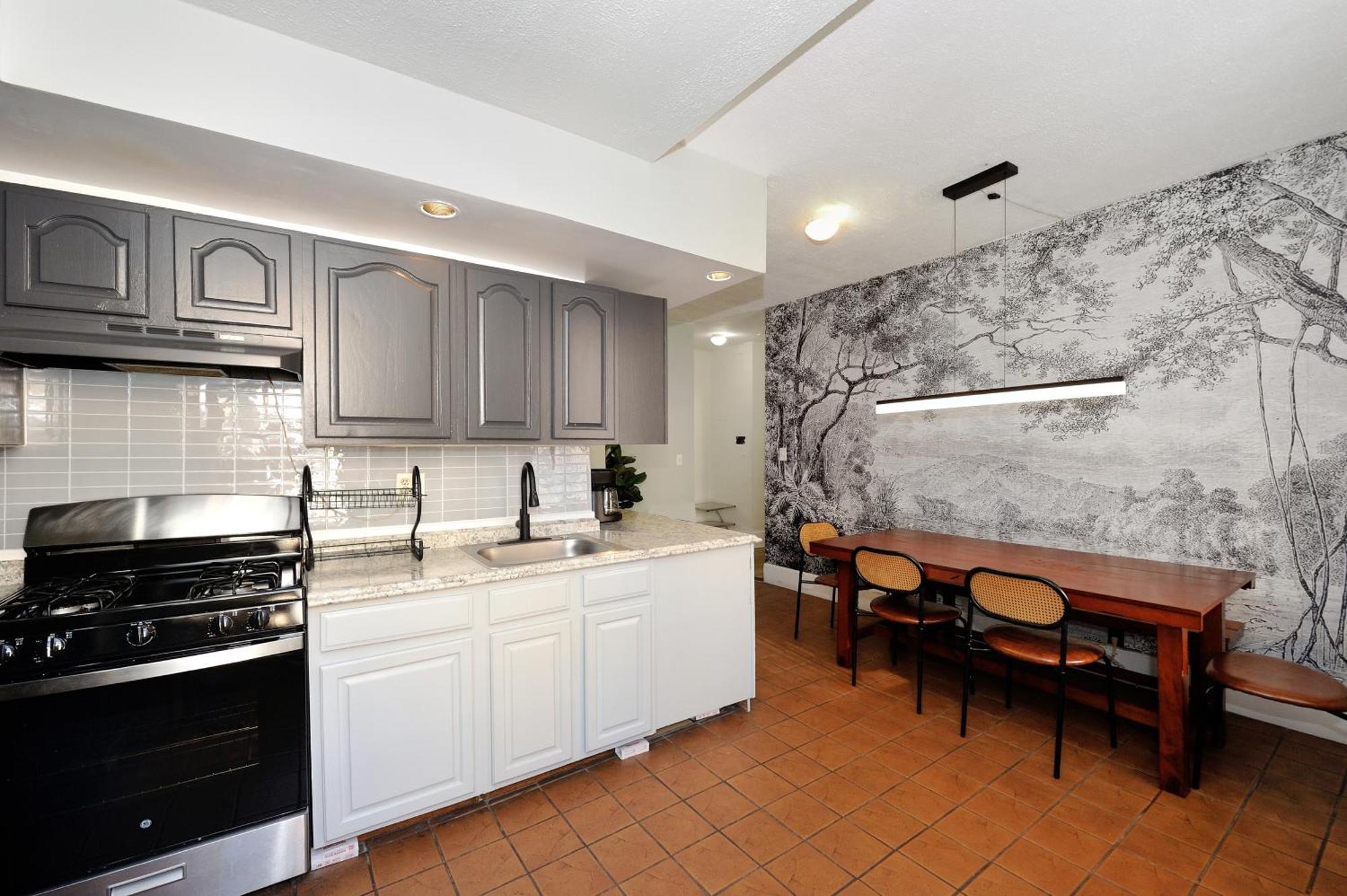 5 Bedroom 2 Bath Full Floor Midtown * New York