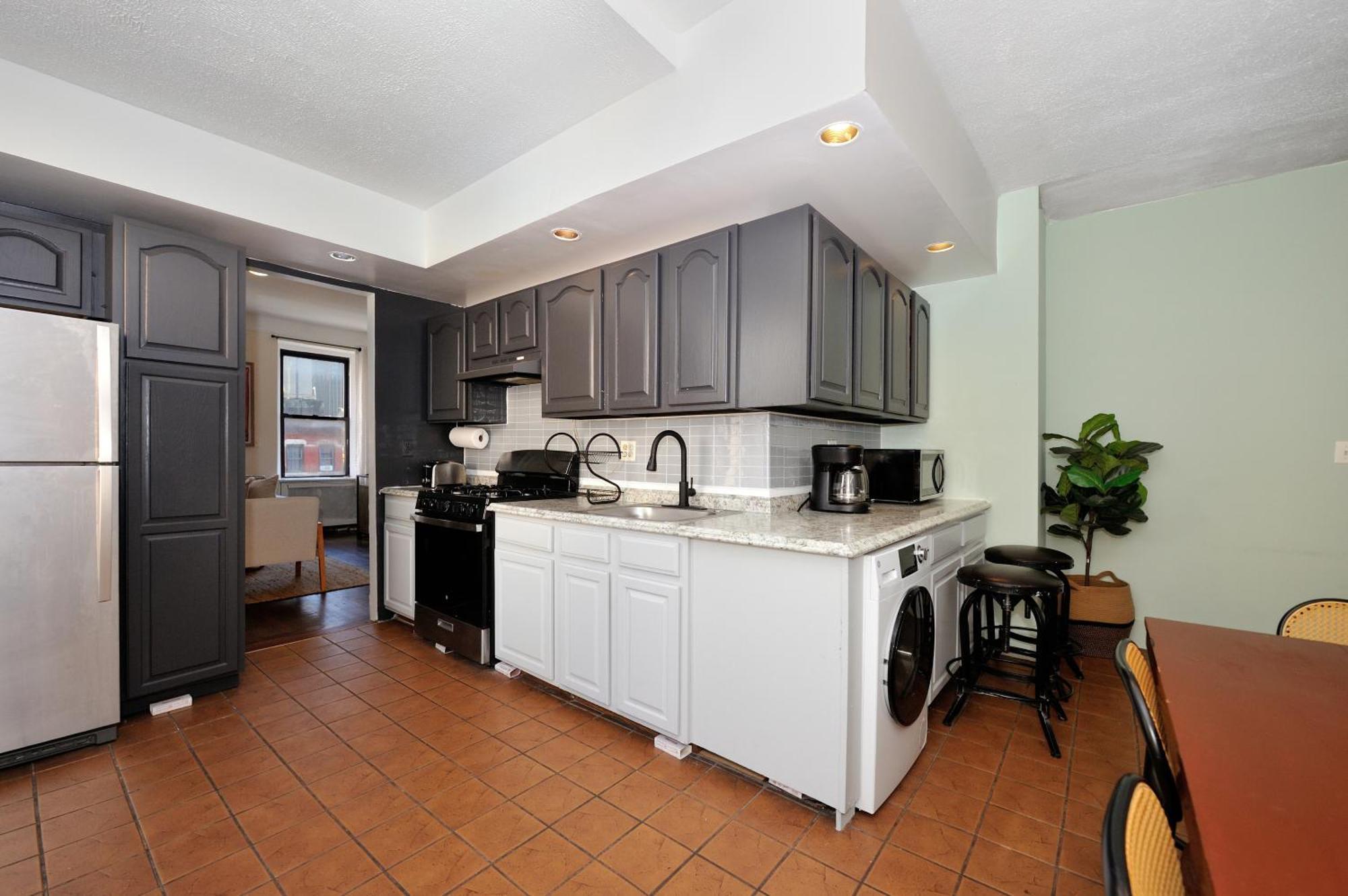 5 Bedroom 2 Bath Full Floor Midtown *
