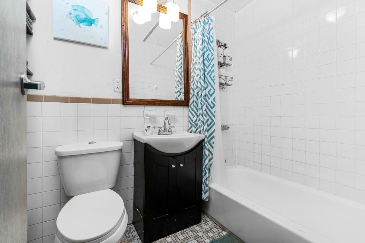 Apartment Cloverleaf - Perfectly Located Near Restaurants, Shops, & Sites