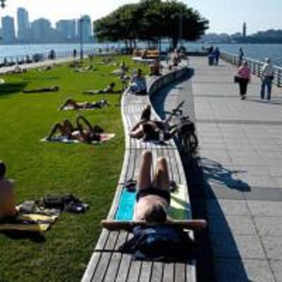 Apartment Cloverleaf - Perfectly Located Near Restaurants, Shops, & Sites New York
